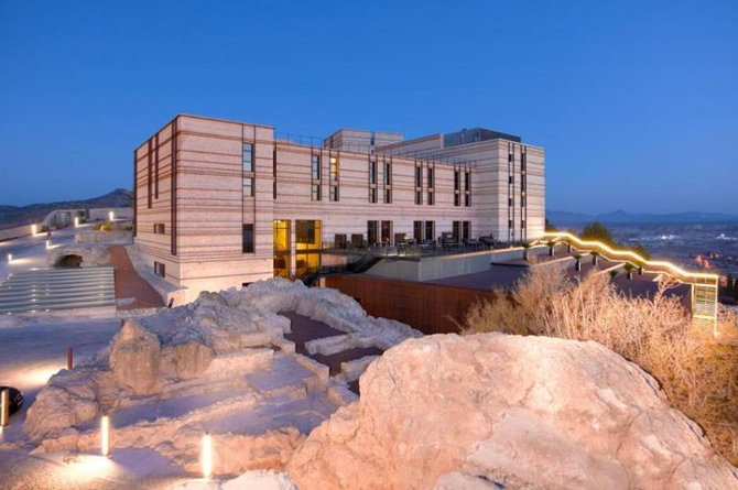 El parador de Lorca convoca seis plazas de cocinero, ocho camareros y dos recepcionistas