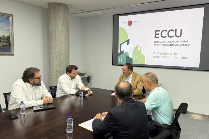 Javier Roll&aacute;n, durante la reuni&oacute;n con las empresas que operar&aacute;n como ECCU en la Regi&oacute;n (CARM)