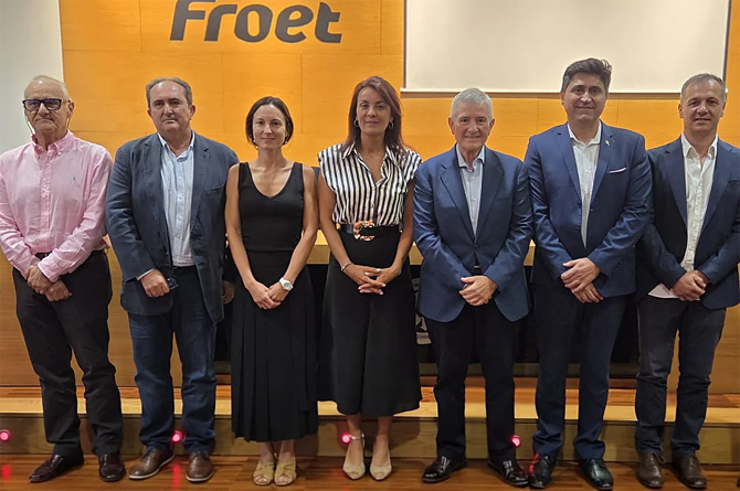 Mercedes P&eacute;rez, en el centro, es la nueva presidenta de Froet. A su izquierda, Pedro D&iacute;az