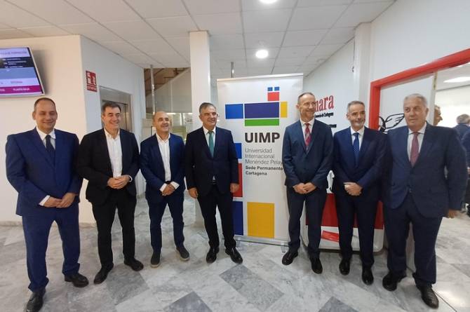 El consejero de Medio Ambiente, Juan Mar&iacute;a V&aacute;zquez, antes de presentar e intervenir como ponente en el curso sobre la futura Ley de Universidades de la Regi&oacute;n de Murcia (CARM)