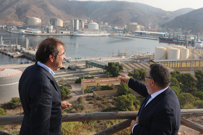 Pedro Pablo Hern&aacute;ndez y Jos&eacute; Mar&iacute;a Jim&eacute;nez Bosque ante la d&aacute;rsena de Escombreras