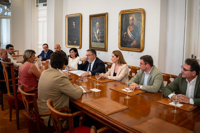 Representantes de Coec y responsables municipales, reunidos en el ayuntamiento de Cartagena