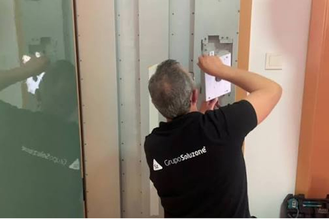 Un trabajador de Soluzone realizando una instalaci&oacute;n