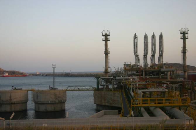 Instalaciones de la refiner&iacute;a en el puerto de Escombreras (Cartagena). Foto: Cuartel General v&iacute;a Flickr. Licencia CC BY-SA 2.0.