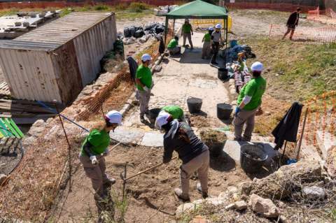 Alumnos-trabajadores durante la intervención en el Foro del Barrio Romano, en Cartagena
