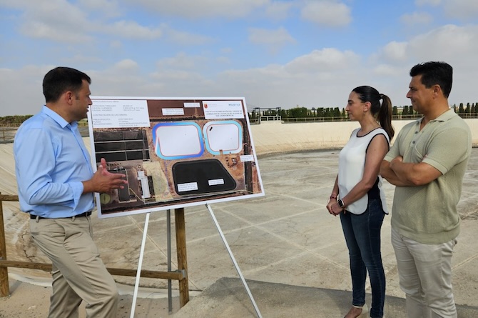 La consejera de Agricultura, Sara Rubira, junto al alcalde de San Javier, José Miguel Luengo, en uno de los nuevos embalses de laminación construidos en la EDAR de San Javier