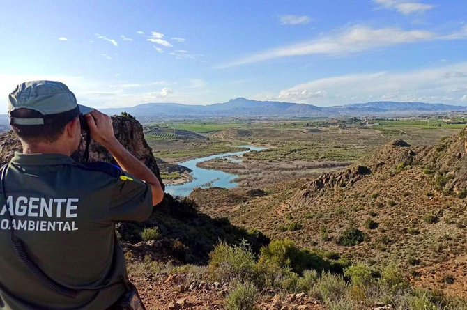 Un agente medioambiental vigila un terreno próximo a una fuente de agua