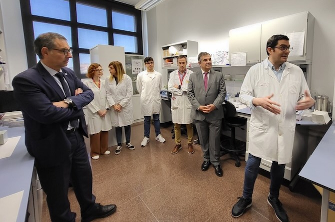 El consejero de Universidades, Juan María Vázquez, durante su visita al Instituto Murciano de Investigación Biosanitaria