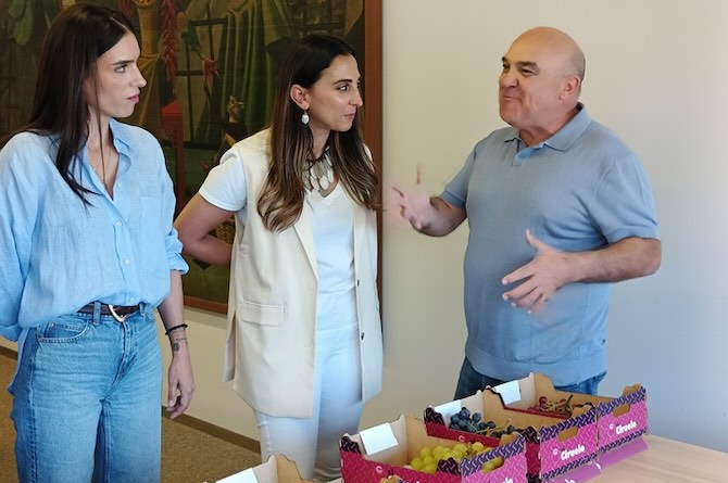 La consejera de Agricultura, Sara Rubira junto a la alcaldesa de Alhama de Murcia, María Cánovas, y José Velasco, CEO del Grupo El Ciruelo