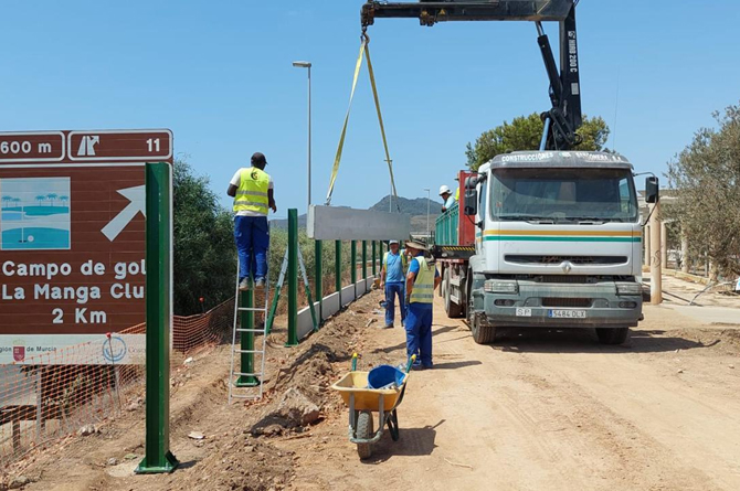 Instalación de pantallas antirruido en la vía rápida de La Manga