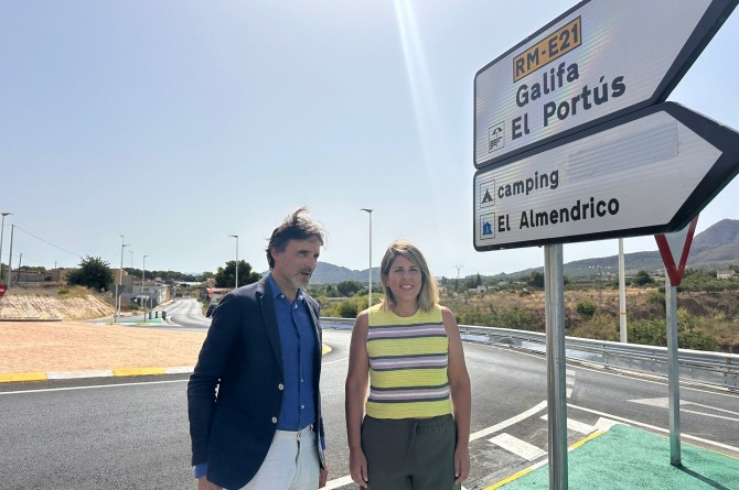 El consejero de Fomento, Jorge García Montoro, junto a la alcaldesa de Cartagena, Noelia Arroyo en la inauguración de la nueva rotonda de la población cartagenera de El Portús