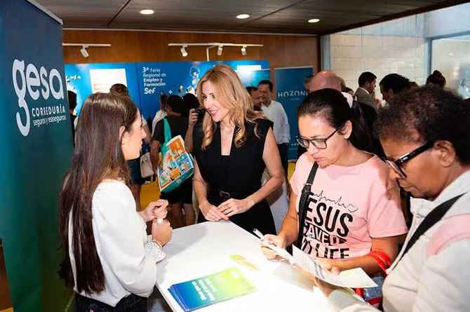 La consejera Marisa López Aragón durante la visita que realizó a la III edición de la Feria