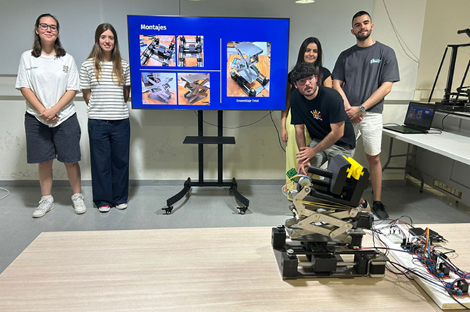 Uno de los grupos de estudiantes de la asignatura con sus prototipos
