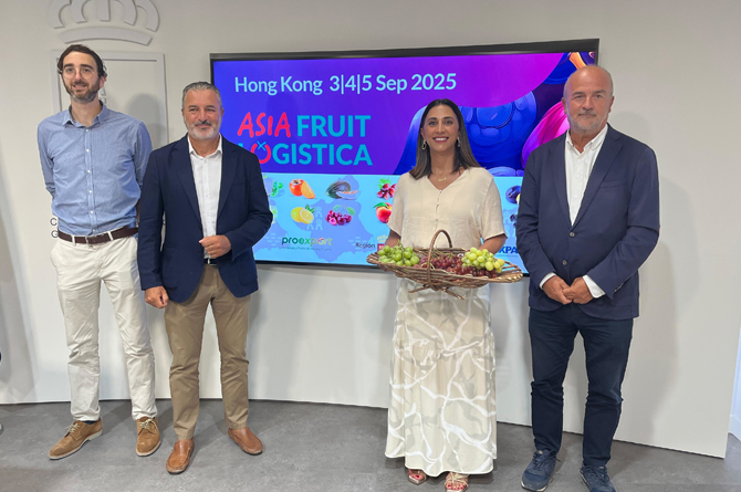 La consejera Sara Rubira junto a representantes de Apoexpa y Proexport que participan en la próxima edición de Asia Fruit Logística