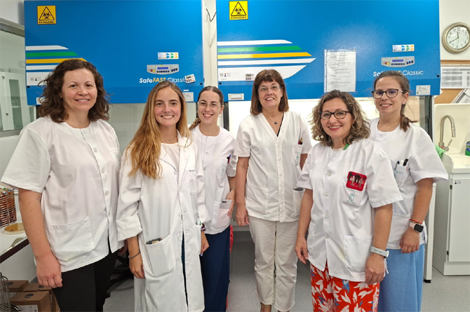 Técnicos del Laboratorio Regional de Salud Pública, ubicado en el hospital Reina Sofía