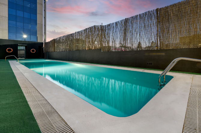 Piscina del hotel AC, en Murcia