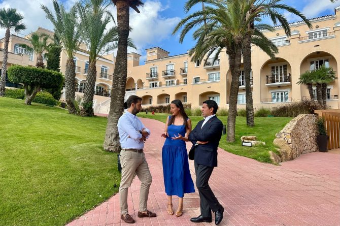 Imagen de la consejera de Turismo, Carmen Conesa, en su vista al Grand Hyatt La Manga Club