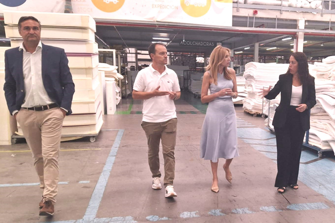 La consejera López Aragón durante su visita hoy a Colchones Gomarco