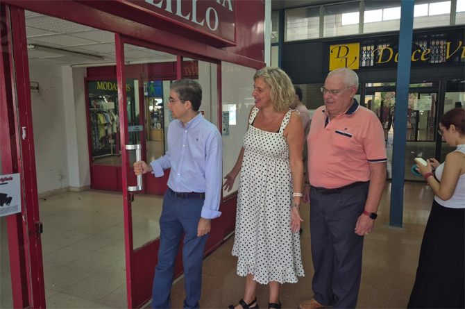 Concejales del ayuntamiento de Murcia en el local de la galería comercial de San Andrés