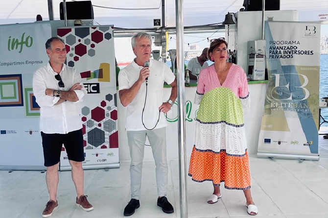 Un momento de la presentaci&oacute;n, a bordo del catamar&aacute;n.