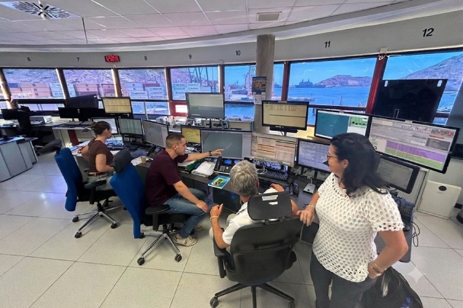 Investigadoras de la UPCT durante su visita al centro de control del tr&aacute;fico mar&iacute;timo en el Puerto de Cartagena (UPCT)