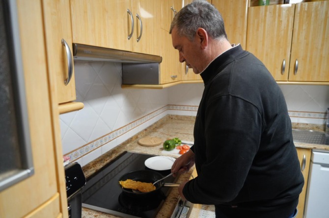 Imagen de un usuario de Afesmo realizando tareas del hogar (CARM)