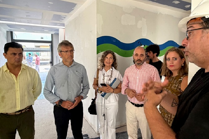 Un momento de la visita a las obras de la incubadora de empresas innovadoras que se est&aacute; construyendo en el antiguo aeropuerto civil de San Javier.
