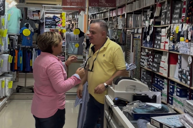 La concejal de Comercio visitando un establecimiento de la ciudad