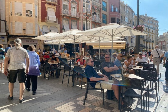 HOSTECAR y Los Alcázares coordinan medidas para reforzar la actividad de los 'chiringuitos' y el empleo hostelero