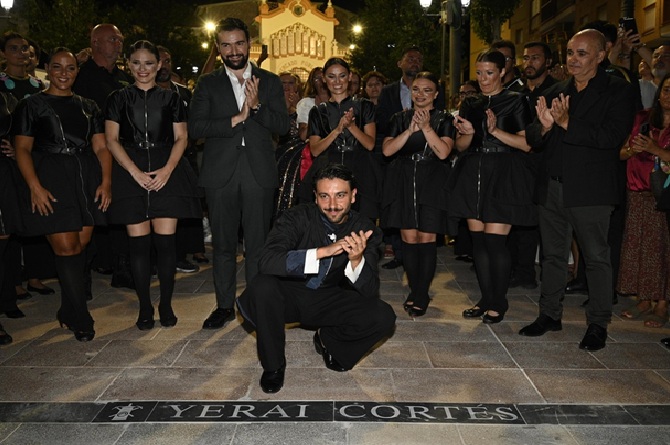 El artista descubri&oacute; una placa con su nombre en la Avenida del Flamenco.
