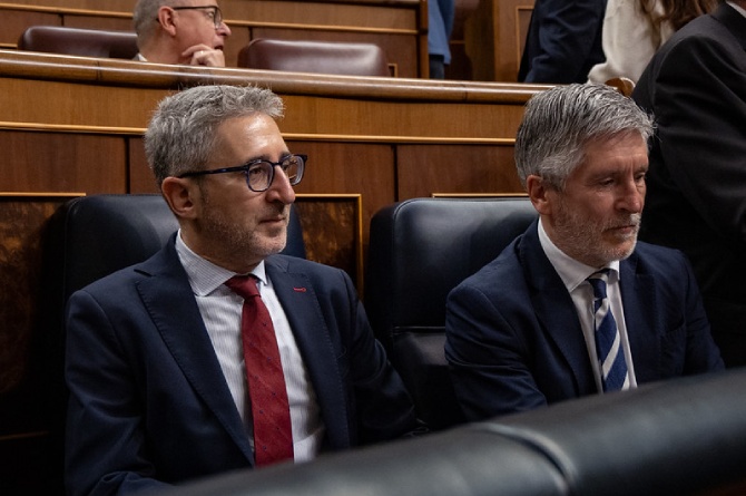 Arcadi Espa&ntilde;a y Fernando Grande-Marlaska durante una sesi&oacute;n de control. / Foto: Eugenia Morago (PSOE)