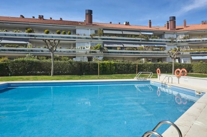 Bloque de viviendas con piscina comunitaria. Imagen: Idealista