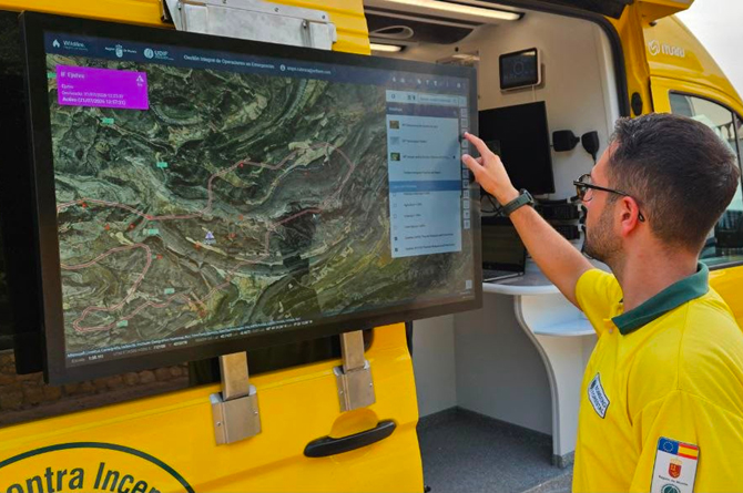 Un t&eacute;cnico utiliza la plataforma tecnol&oacute;gica para mejorar la gesti&oacute;n, coordinaci&oacute;n y seguimiento de los recursos de la Unidad de Defensa contra Incendios Forestales