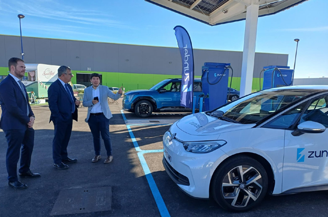 Juan Mar&iacute;a V&aacute;zquez visita los puntos de recarga de la empresa Zunder