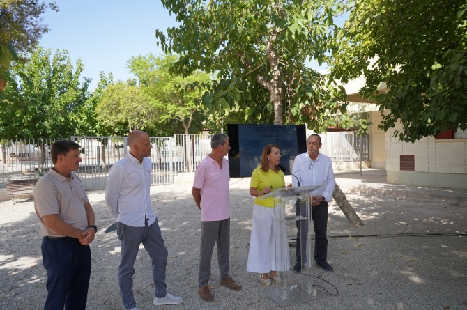 La concejala de Educaci&oacute;n, Bel&eacute;n L&oacute;pez durante la rueda de prensa (Ayto. Murcia)