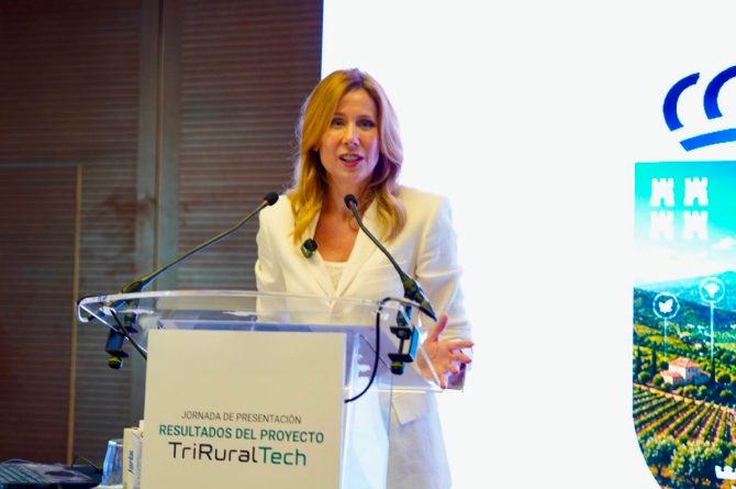 La consejera de Econom&iacute;a y Fondos Europeos durante la presentaci&oacute;n del proyecto TriRuralTech