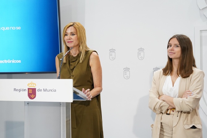 Marisa L&oacute;pez Arag&oacute;n, junto a Patricia Mart&iacute;nez.