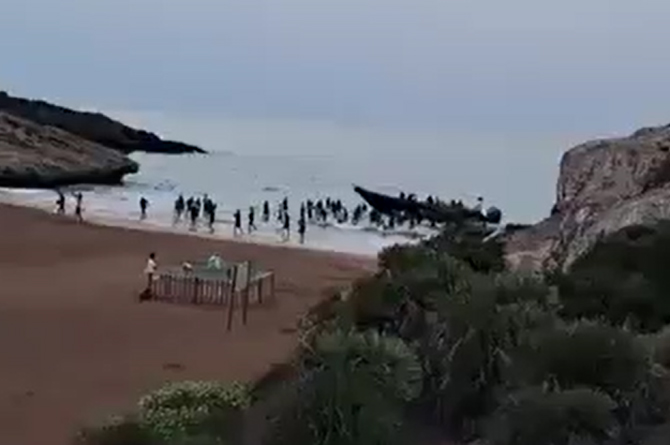 Otra lancha con medio centenar de inmigrantes llega a Calblanque, la tercera en una semana