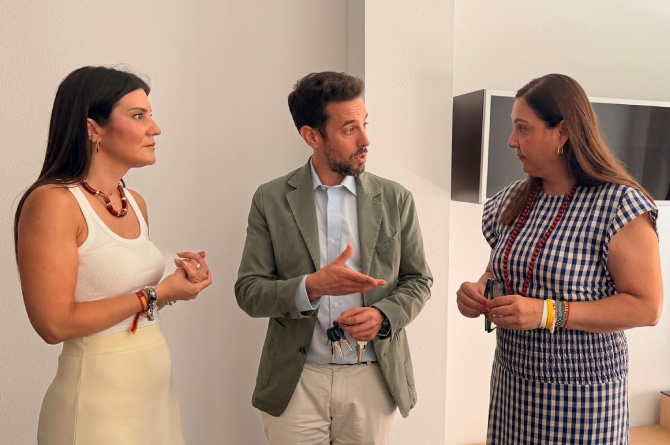 Jos&eacute; Francisco Lajara entrega en Lorca las llaves de una vivienda social (CARM)