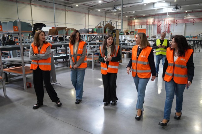 La consejera Conchita Ruiz, durante su visita a 'PC Componentes', una de las empresas reconocidas con el DIERM (CARM)