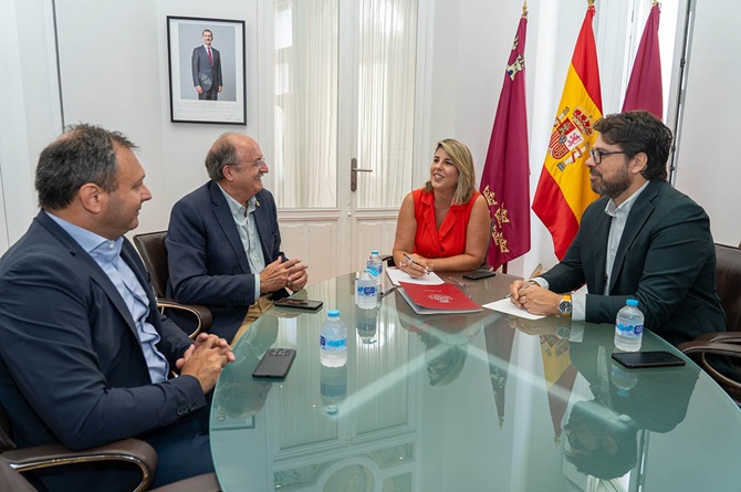 Noelia Arroyo ha mantenido una reuni&oacute;n de trabajo con el nuevo presidente de FREMM, el cartagenero Tom&aacute;s Mart&iacute;nez Pag&aacute;n.