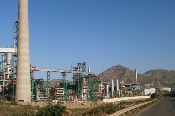 nstalaciones de la refiner&iacute;a de Escombreras por Julen Iturbe-Ormaetxe