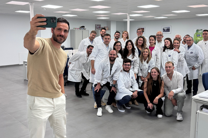 El piaragüista Saúl Craviotto se hace una fotografía con trabajadores de Aquadeus