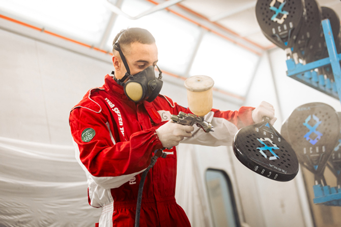 Momento del pintado de una pala de Glass and Carbon. Imagen: Revista CMD Sport