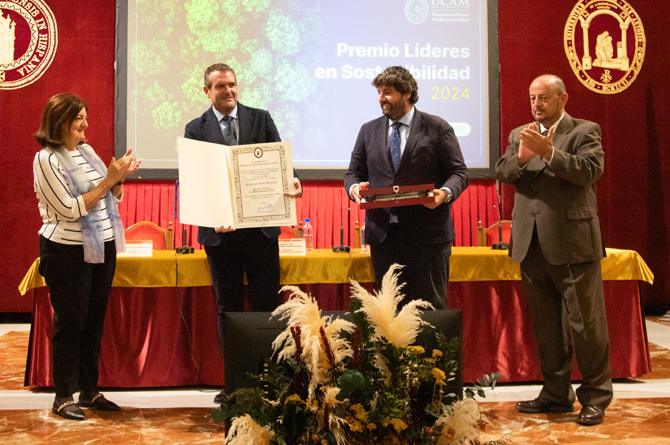Un momento de la entrega del renocomiento a Enrique Ayuso