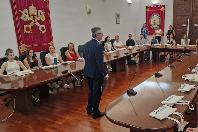 Pablo Blesa, vicerrector de Relaciones Internacionales, da la bienvenida a un grupo de estudiantes alemanes de la FOM