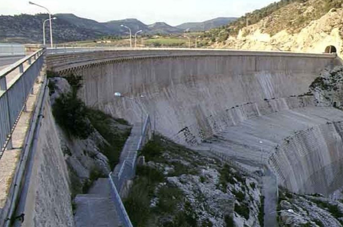 Presa del embalse de Valdeinfierno