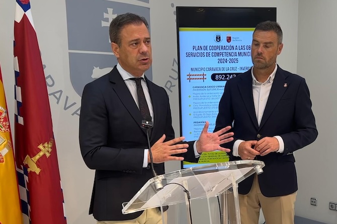 El consejero de Presidencia, Marcos Ortuño, junto al alcalde de Caravaca, José Francisco García, presentando las actuaciones previstas