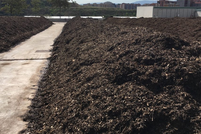 Hileras de compost en una planta de compostaje