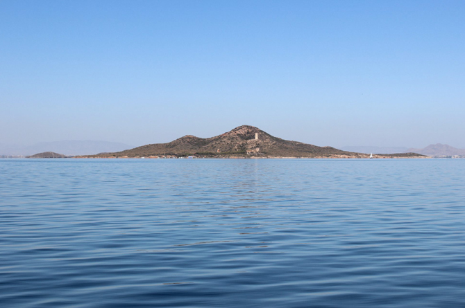 Imagen del Mar Menor, con la isla del Barón al fondo